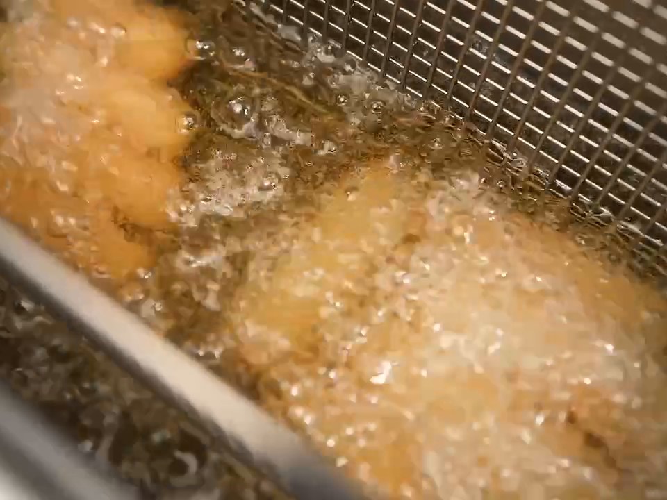 Жарка продукта во фритюре на профессиональном оборудовании